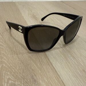 CHANEL Elegant Black Sunglasses cateye